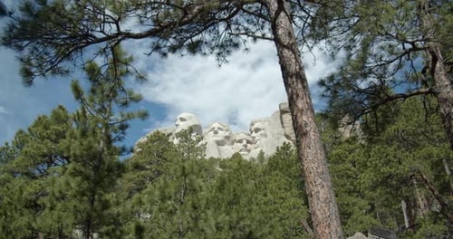 El monte Rushmore tiene caras talladas en piedra entre los árboles en Dakota del Sur (Cámara lenta)