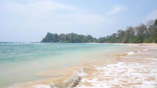 Playa paradisíaca tropical con aguas cristalinas, playa de arena blanca prístina rodeada de un exuberante verdor
