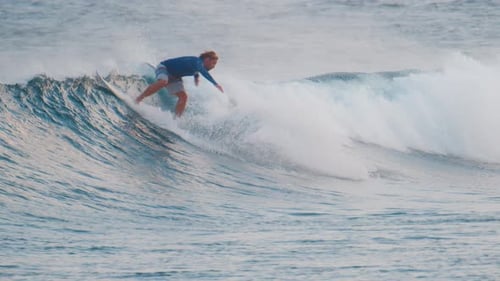 Der Mensch surft auf der Welle im Meer. Sultans Surfspot
auf den Malediven