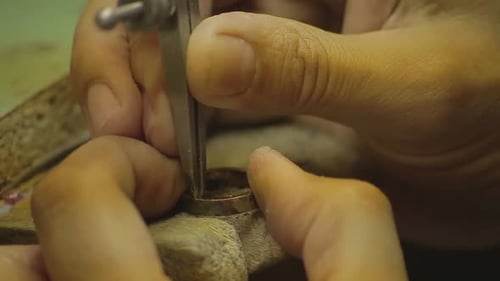 Italienischer Goldschmied bei der Arbeit am Bau eines Verlobungs- oder Eherings.