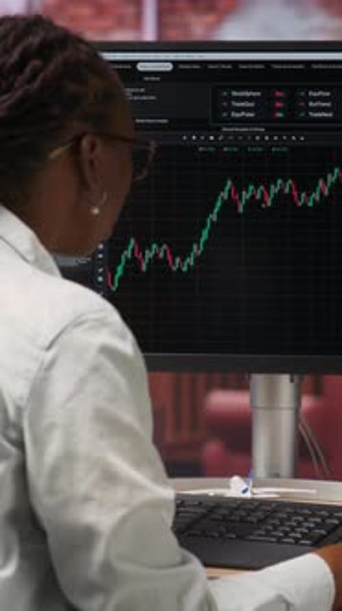 Vertical Video Day Trader Using PC to Sell Stocks Aiming to Capitalize on Market Trends