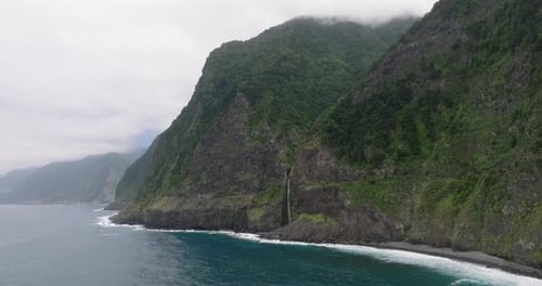 Impresionante vista aérea de la playa de Seixal en Madeira, Portugal