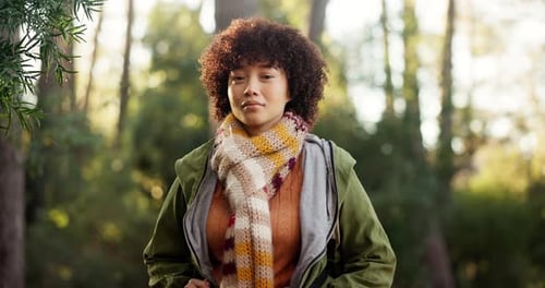 Rosto, caminhante e mulher com sorriso na floresta, ar fresco e calmo para viajantes de férias ou aventura