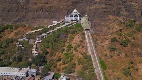 Vue avancée par drone du temple de Vani, un shaktipeeth sadétien à Nashik, dans le Maharashtra, avec vue panoramique sur la colline
