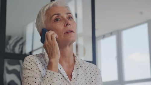Conversación de llamada telefónica de una mujer madura en el interior