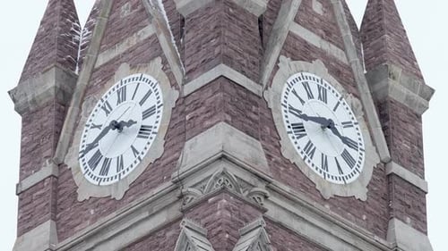Nahaufnahme eines Glockenturms in der Kathedrale.