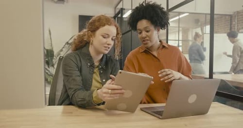 Des gens d'affaires de la génération Z se rencontrent dans un bureau créatif à l'aide de la technologie des tablettes numériques