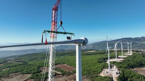 Vue aérienne de l'assemblage des pales d'éoliennes parmi les collines
