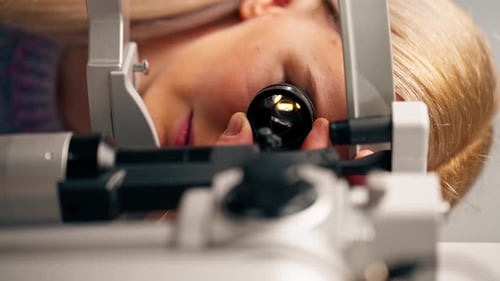 Vertikale Video-Nahaufnahme in einer Augenklinik Die Mädchen steckten die Linse ein und betrachteten die