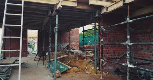 Bau, Backsteinmauer oder Gebäude vor Ort zur Bebauung, in Arbeit