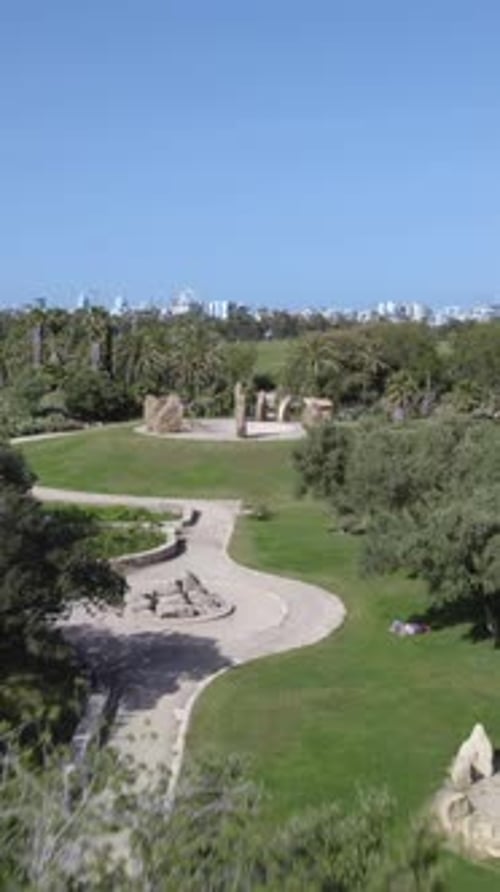 Révélation du jardin de pierre comme Stonehenge à Tel Aviv, en Israël - Tournage d'une vidéo verticale par un drone