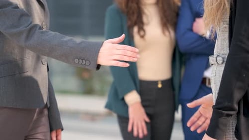 Empresárias apertando a mão fechando um negócio com investidores internacionais