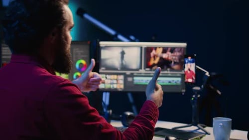 El camarógrafo usa un teléfono inteligente para grabar y explica las técnicas básicas de edición de fotografías para principiantes