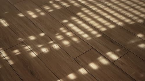 Lichtmuster auf Holzboden