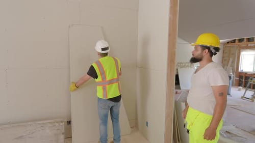 Un grupo de constructores diversos trabaja en conjunto en plena colaboración en un sitio de construcción ajetreado