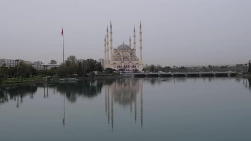 Mosquée centrale Sabanci à Adana avec la rivière Seyhan. La mosquée a des reflets de la rivière Seyhan dans le brouillard
