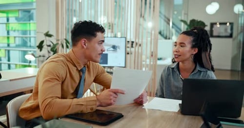 Escritório, agência digital e empresários com discussão para documento