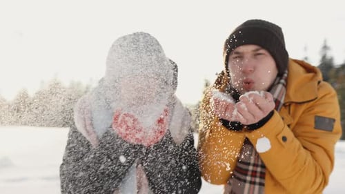 Ensemble, ils créent une bonne humeur en s'immergeant dans un monde inspirant de divertissement et de romantisme