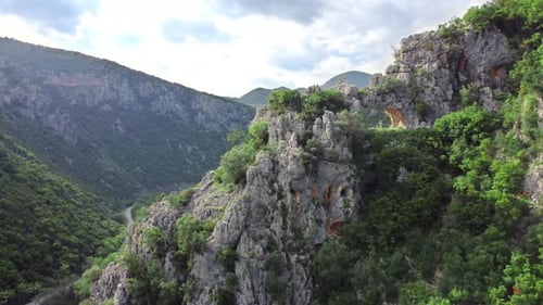 Zumbido por encima de colinas con una gran cruz, que ofrece una vista del hermoso paisaje y el estilo religioso