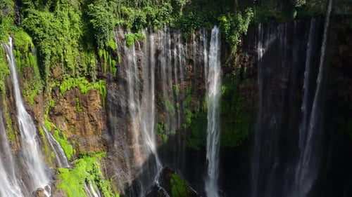 Vue aérienne de la cascade de Grojogan Sewu, Indonésie.