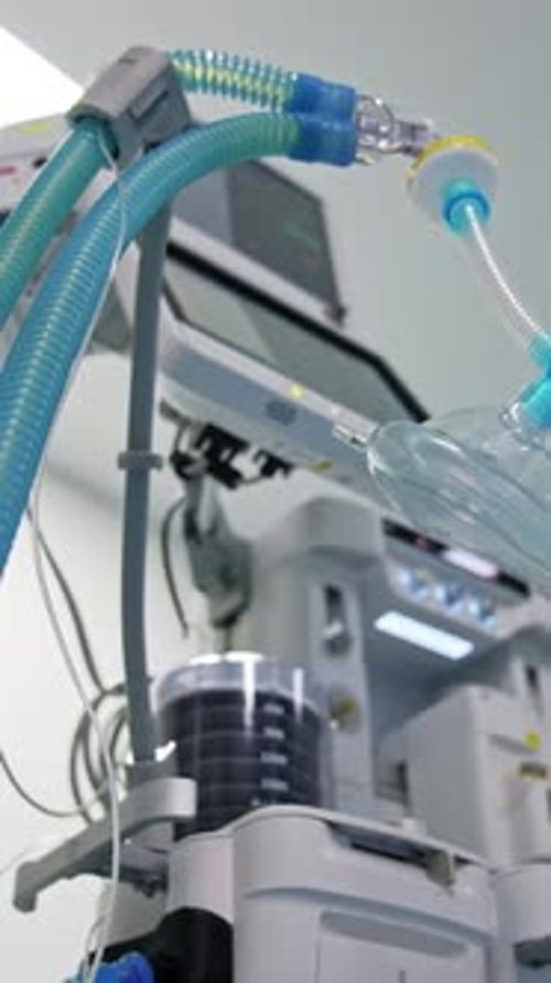 Sauerstoffmaske für Vollnarkose für Patienten bei Operationen. Niedriger Blickwinkel.