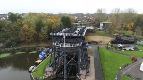 Elevador industrial victoriano para barcos por el canal de Anderton, vista aérea, órbita media del río Weaver, órbita media derecha