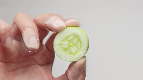 Hay una berenjena, un pepino y un pltano en la cama, estn mojados. La joven toma un pepino, Grabaciones de stock Incluyendo: sexo y mano - Envato Hay una berenjena, un pepino y un pltano en la cama, estn mojados. La joven toma un pepino, Grabaciones de stock Incluyendo: sexo y mano - Envato