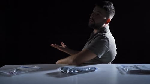 O criminoso confessa à polícia.