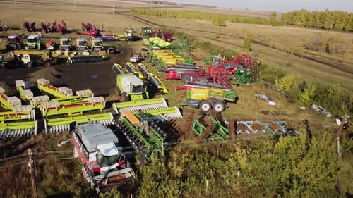 Luftbild des größten Bauernhofs mit Traktoren, Mähdreschern und Landmaschinen in Kasachstan