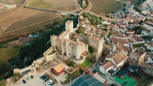Prise de vue aérienne filmée par drone de la tour de Dom Fernando à Óbidos, depuis une vue surélevée