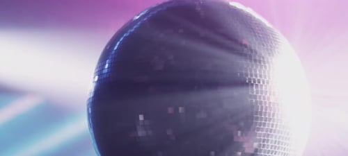 Boule disco argentée au-dessus de la piste de danse