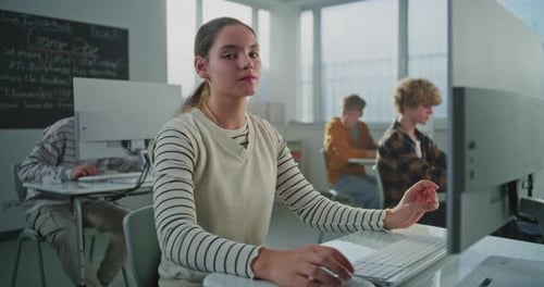Schönes Mädchen studiert Spieleentwicklung im Computerlabor der Universität