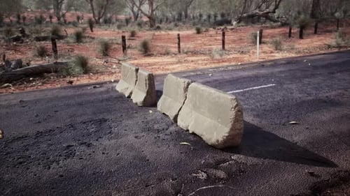 Bloques de barrera vial de hormigón oxidado viejos