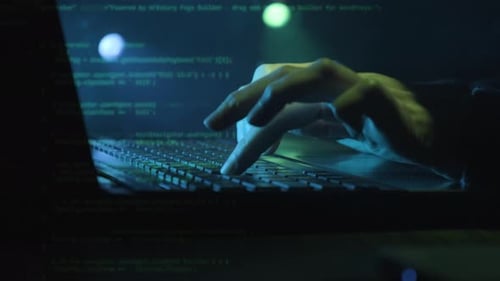 Conceito de crime cibernético - Hacker trabalhando e digitando códigos de segurança no laptop. - close up