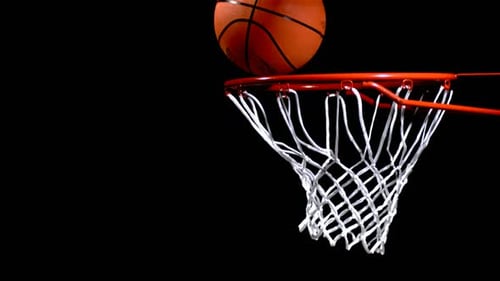 Basketball fliegt in Filmmusik Zeitlupe in einen Korb