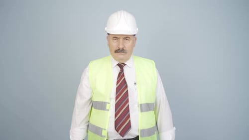 Der Techniker hört auf die Kamera und stimmt nicht zu.