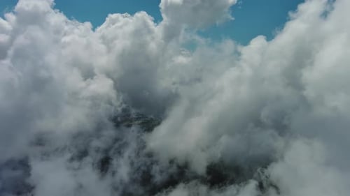 Fliege durch weiße, flauschige Wolken