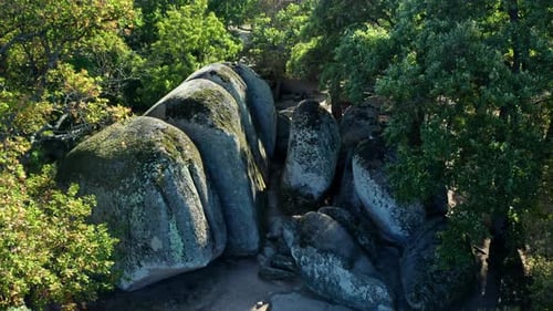 Zumbido en retirada de Beglik Tash, un antiguo santuario y observatorio que se considera un s.