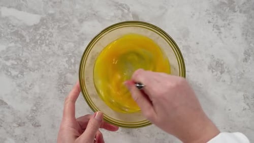 Legen Sie die Zutaten flach in eine Glasrührschüssel, um den Funfettti-Bundt-Kuchen zu backen