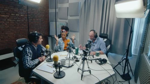 Groupe de podcasters communiquant dans un studio d'enregistrement