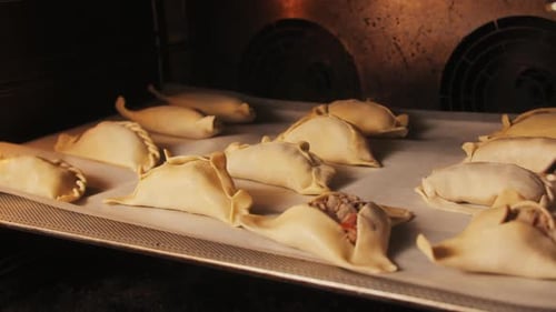 Homme cuisinant des empanadas, tarte argentine, tarte aux samosas, boulangerie traditionnelle argentine, garniture de chef