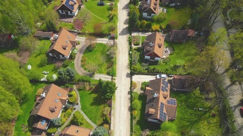 Foto aérea de Village of Houses Residential Zumbido, vista desde arriba, Summer Blue Sky Estate Agent