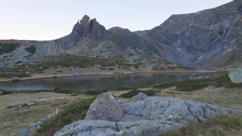 Voando acima de um dos sete lagos de Rila na montanha de Rila