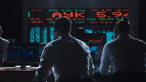 Finanzhändler, die in modernen Büros arbeiten, Statistiken analysieren und den Börsenhandel vorantreiben.