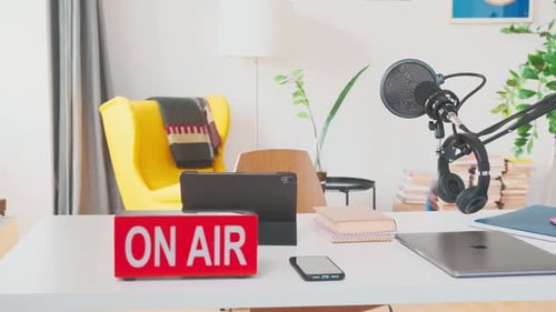 Estúdio de gravação vazio para apresentador de rádio com botão no ar próximo ao microfone na mesa