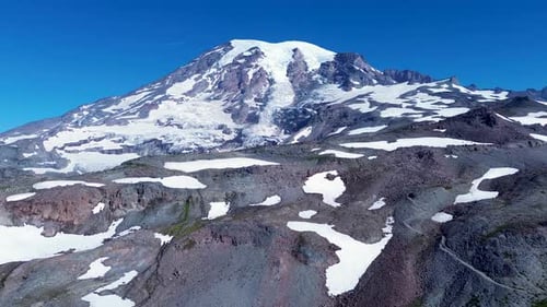 Drone aérien de la calotte neigeuse du mont Rainier, du glacier de glace, des montagnes enneigées, du sommet du stratovolcan, du sommet de Wash
