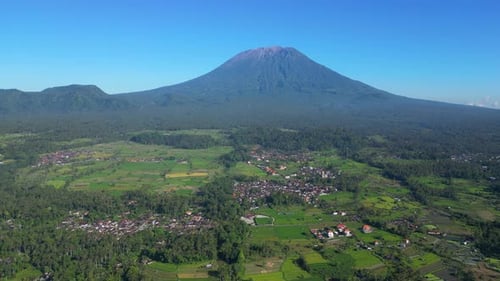 Mount Agung und Reisfelder.