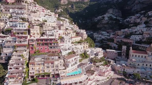 Un Drone aérien a filmé Dolly Right en train de regarder de près des bâtiments à Positano, en Italie
