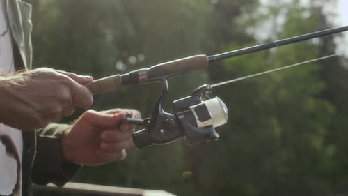 Nahaufnahme von Fischern, die auf dem Land fischen
