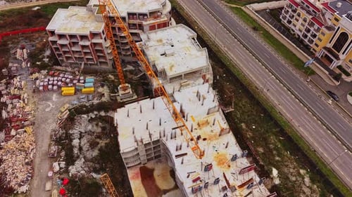 Sitio de construcción visto desde arriba cerca de una concurrida carretera